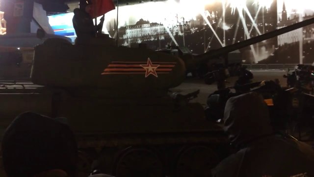 В Москве на репетиции парада танк Т-34 въехал в толпу журналистов