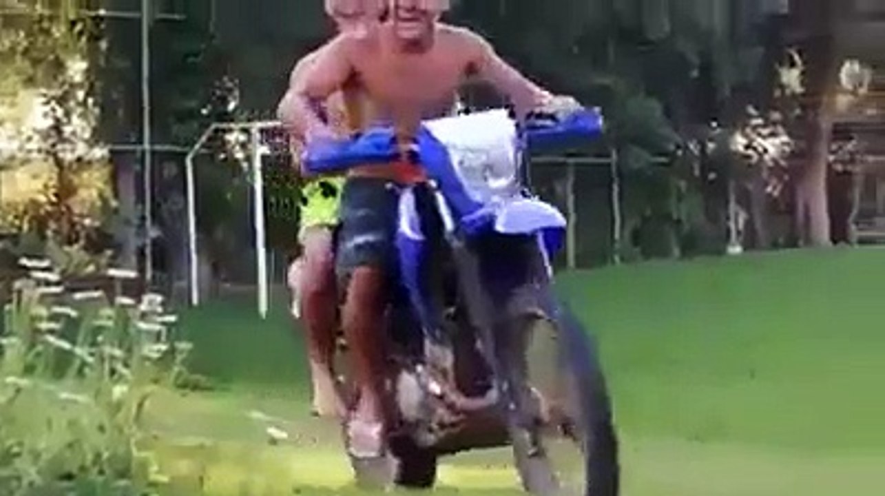 Les motos ne sont pas autorisées dans la piscine...ah dommage !