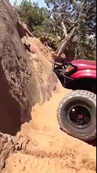 Un pickup grimpe un rocher