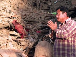 Népal: l'aide arrive dans les zones très touchées, bilan de 7.557 morts