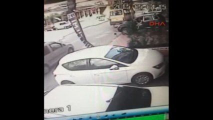 Araçlar Kaldırıma Parketti; Yolda Yürüyünce Canından Oldu