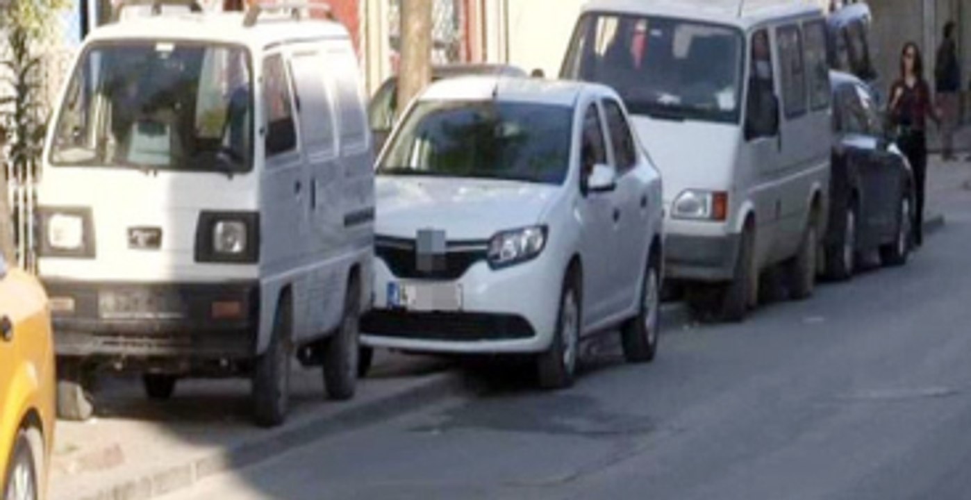 Kaldırıma Park Eden Araçlar Yüzünden Yoldan Yürüdü, Canından Oldu!