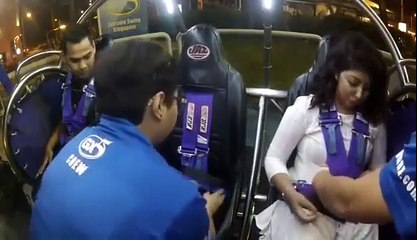 Il tente de réconforter sa copine mais finit plus effrayé qu'elle