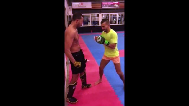 Redouane Boukerch s’entraine à résister aux coups