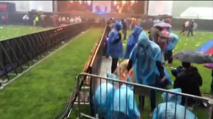 Fikse regenbui trekt over bevrijdingsfestival - RTV Noord