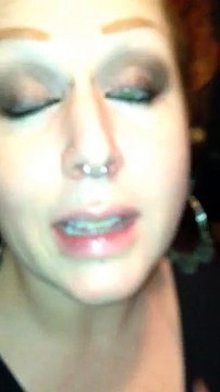 Un miroir qui laisse apercevoir les dames aux toilettes , WTF!!