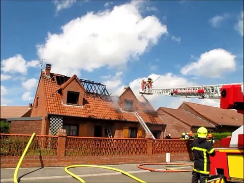 Une maison ravagée par les flammes rue Casanova à Libercourt ce mardi 5 mai 2015