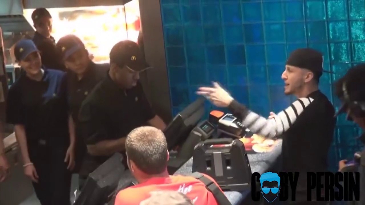 Un rappeur passe sa commande chez McDonald's