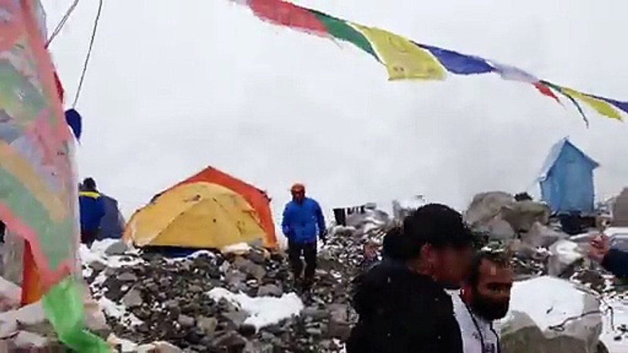 Vidéo de l'avalanche au mont Everest après le tremblement de terre au Népal