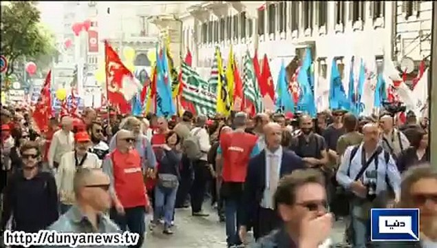 Dunya News - Students protest against cuts to education system in Italy