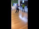 Danser comme un fou en plein centre commercial