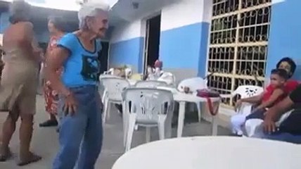 A plus de 85 ans, la grandma peut bouger plus que les jeunes.