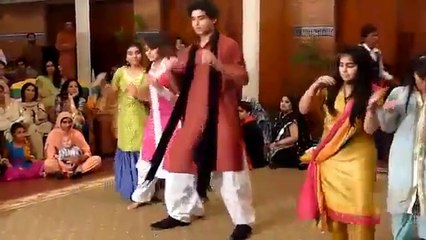 Bachna Ae Haseeno Friends Of Bride Dancing