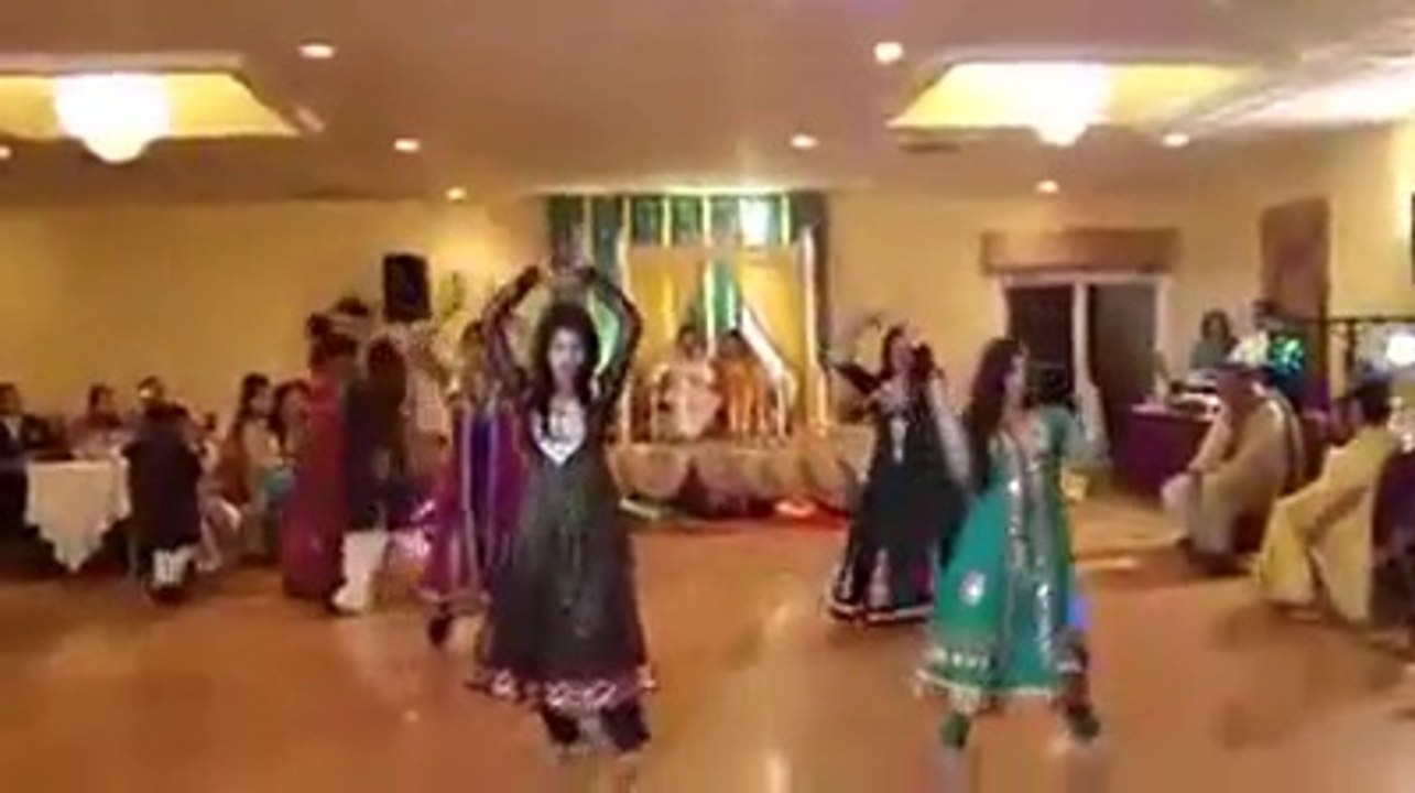 Mujhe Rang De Mehndi Dance Cute Pakistani Girls Dancing