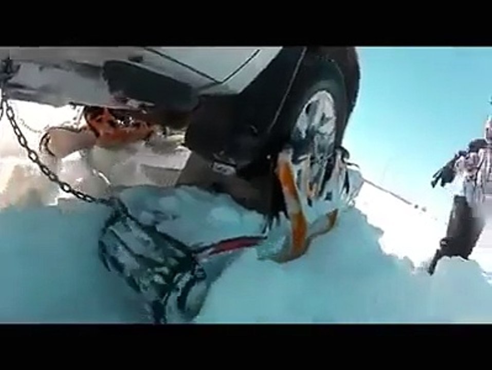 video 4x4 monte sur des chaines neiges