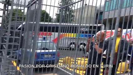 Adepta em lágrimas ao receber autógrafo de Ronaldo