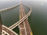 voici le gigantesque pont le plus long au monde traversant l'océan. 41 Km de long, 4 ans de construction.