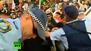 Quand la police australienne lâche les chiens sur les manifestants islamistes (2012)