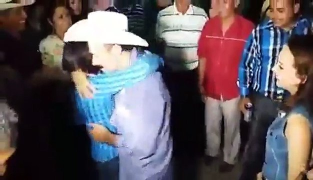 Layín : Alcalde que levantó falda a una joven, ahora besa a otra