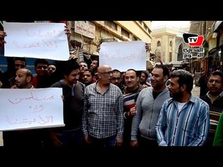 تجمهر باعة سوق الخواجات بالمنصورة احتجاجًا على مصادرة بضاعتهم