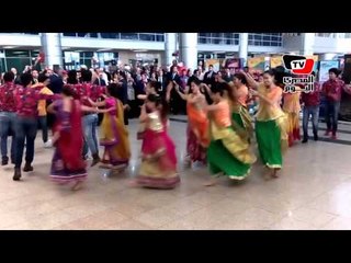 رقصة فرقة «بوليود» الهندية في مطار القاهرة بعد وصولها مصر لـ«تنشيط السياحة»