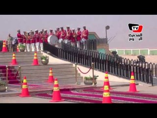 قائد الجيش الثالث يضع أكليل من الزهور علي قبر الجندي المجهول