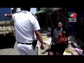 بائعة في إزالة إشغالات رمسيس: «أنا تعبانه».. والظابط:«عندك المحافظ واقف هناك»