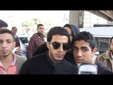 الجمهور يلتقط «سيلفى» مع عمر جابر بعد خروجه من النيابة