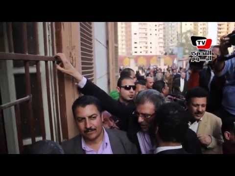 مرشح للبرلمان يحرج خالد يوسف أثناء تقديم أوراق ترشحه