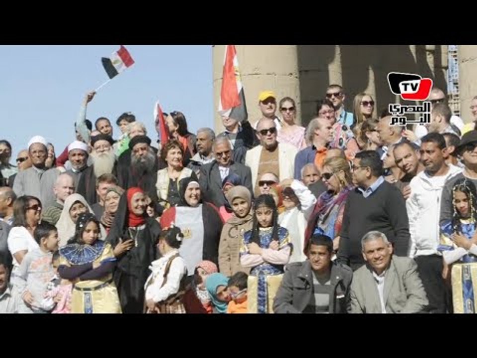 «لبلبة» تشارك محافظ الأقصر في وقفة تضامنية لنبذ الإرهاب