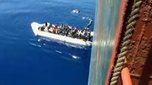 Des centaines de migrants sauvés par un cargo en Méditerranée