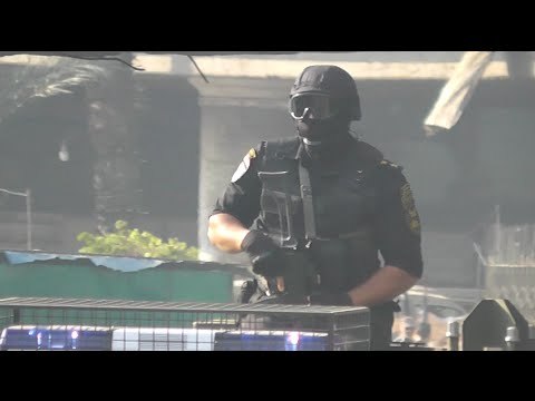 لحظة دخول قوات الأمن ميدان التحرير بعد تظاهر العشرات احتجاجاً على براءة مبارك