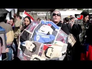 أنصار مبارك يحتفلون ببرائته أمام المعادى العسكرى