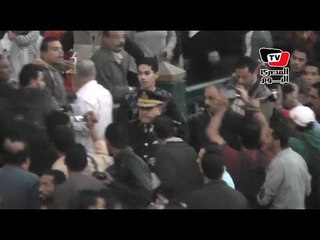 إطلاق نيران فى الهواء بعد تجمع عشرات المتظاهرون حول أحد قيادات الداخلية