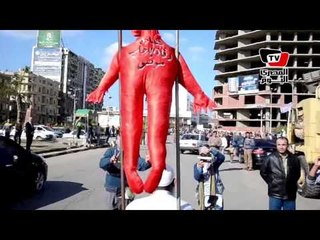 ملتحي يرفع «شهادة وفاة مرسي» على أنغام تسلم الأيادي