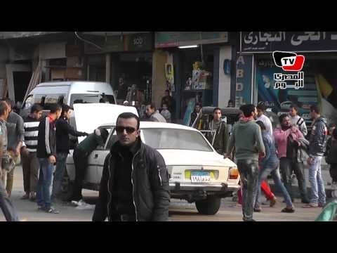 مواطنون يتولون عملية تفتيش سيارة بعد الاشتباه في جود قنبلة بها