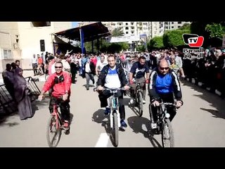 رئيس جامعة المنصورة يشارك الطلاب في مارثون الدرجات الثاني