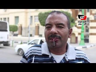 مواطن يغلق فمه بقفل أمام محافظة القاهرة للمطالبة بالحصول على «كشك»: «تعبت»