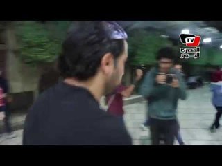 هاني سلامة وزينة يهربان من كاميرات الصحفيين في عزاء والدة المخرجة كاملة أبو ذكري