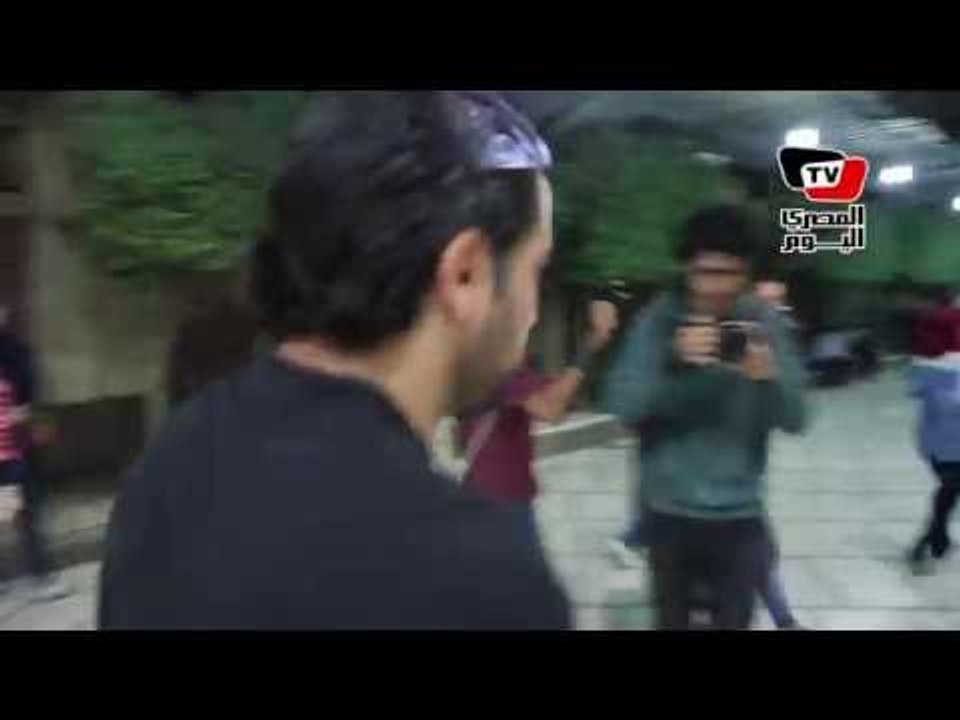 هاني سلامة وزينة يهربان من كاميرات الصحفيين في عزاء والدة المخرجة كاملة أبو ذكري