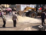 القاهرة «تنظف» ميدان المطرية.. والباعة الجائلين: أفعال الحكومة مترضيش ربنا