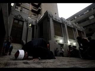 «خطيب التحرير» يؤدي صلاة المغرب في المعبد اليهودي