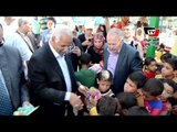 محافظ القاهرة يوزع هدايا وورود على أطفال أيتام