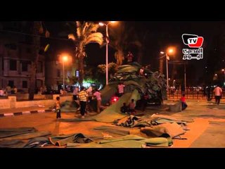 أطفال يحتفلون بالعيد تزامنا مع فرش ساحة مسجد عمرو بن العاص