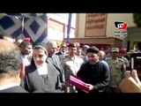 محافظ بني سويف يهدي مساعد وزير الدفاع درع المحافظة أثناء تكريم بمدرسة الراهبات