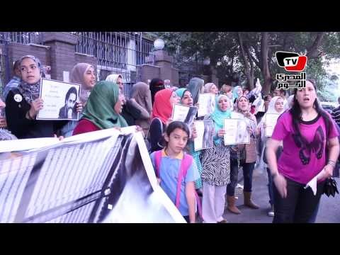 سيدات ينظمن وقفة أمام نقابة الصحفيين للمطالبة بالإفراج عن المعتقلين