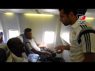 محمد صلاح يداعب علي غزال قبل السفر إلى السنغال