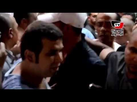 التفاف الجماهير حول محمد رمضان في عزاء والد رامز جلال