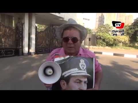 وقفة لأبناء مبارك أمام مستشفى المعادي العسكرى قبل محاكمتة غداً