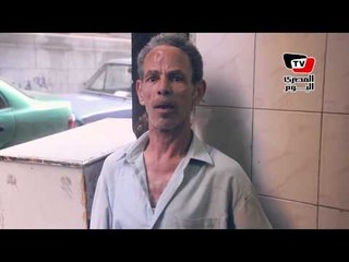 عم سيد يكوي بقدمه منذ ٥٠ عاما: مفيش أحسن من مكواة الرجل